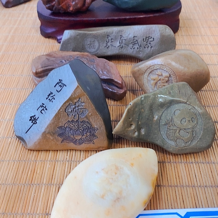 诺***敦原石雕刻工艺品手把摆件