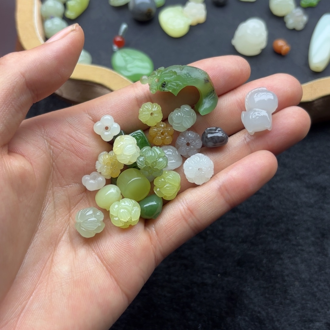 郁***娘和田玉未镶嵌颈饰