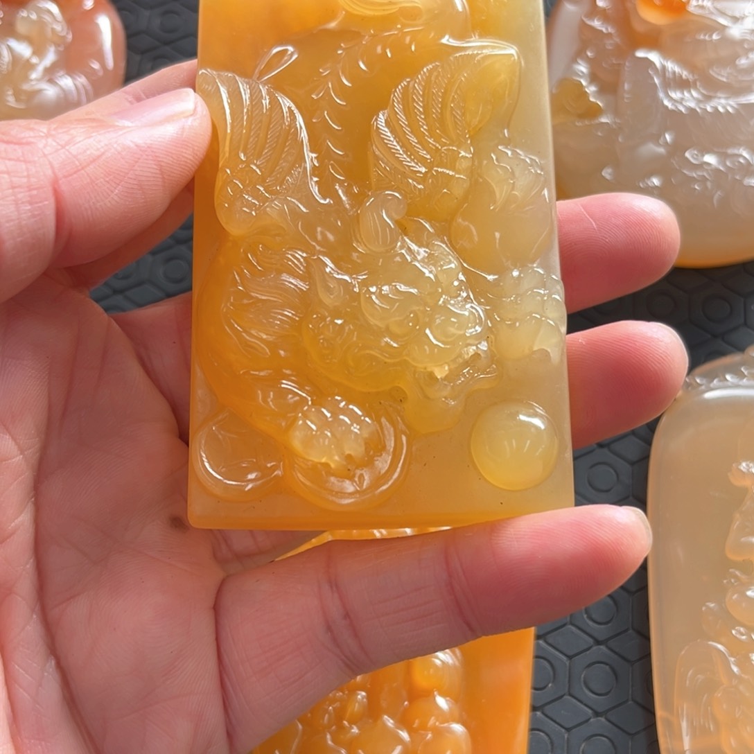 石英质玉（黄龙玉）颈饰合金