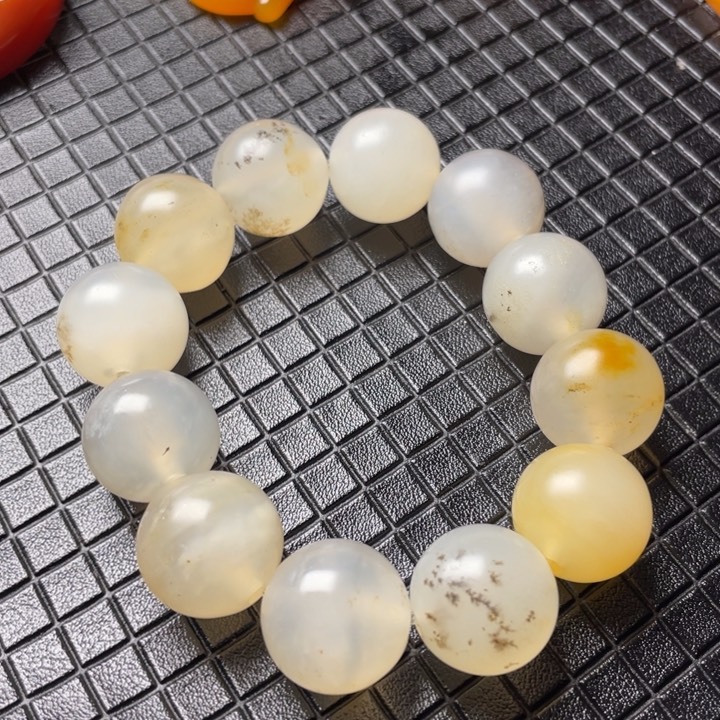 未镶嵌石英质玉（黄龙玉）颈饰