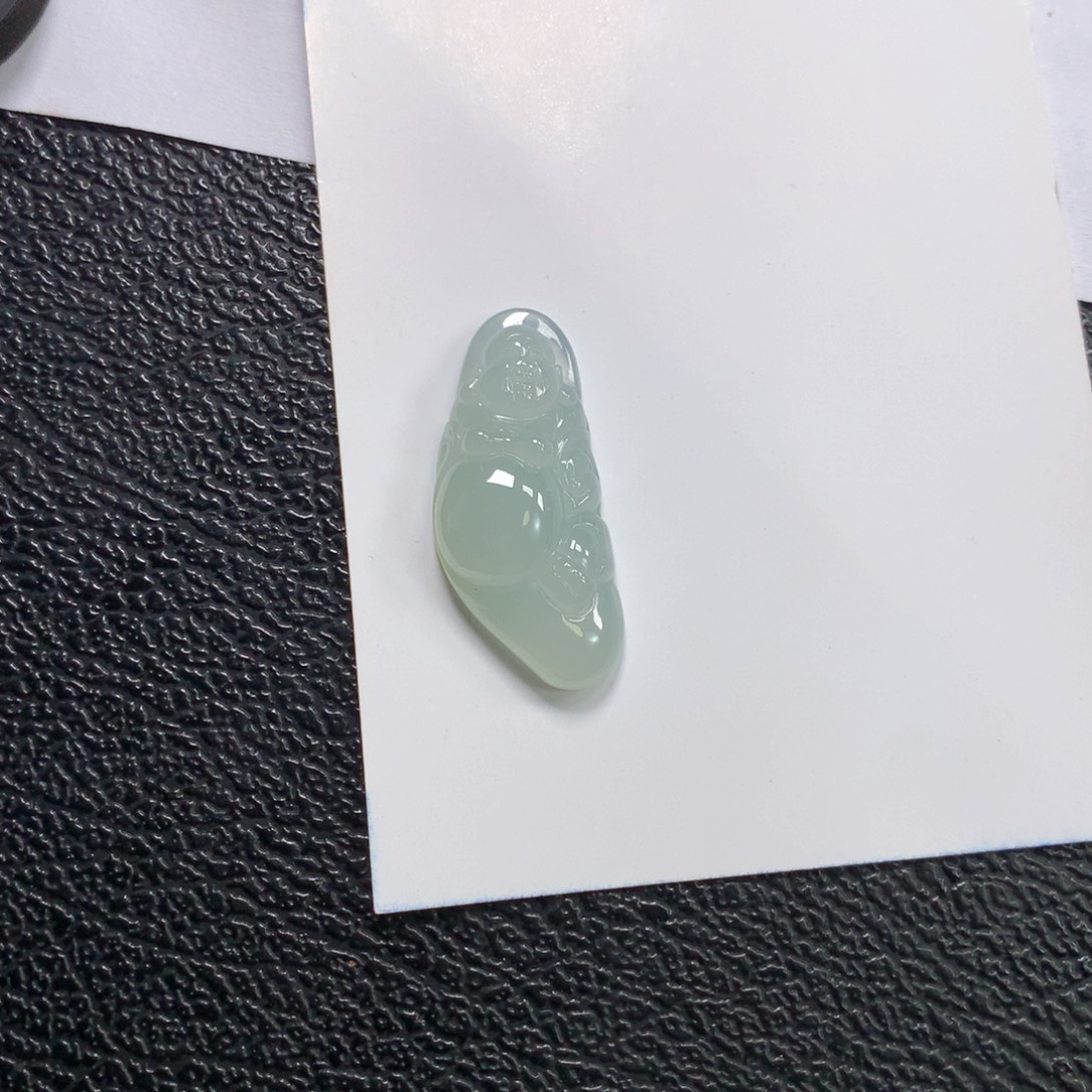 翡翠未镶嵌颈饰佛