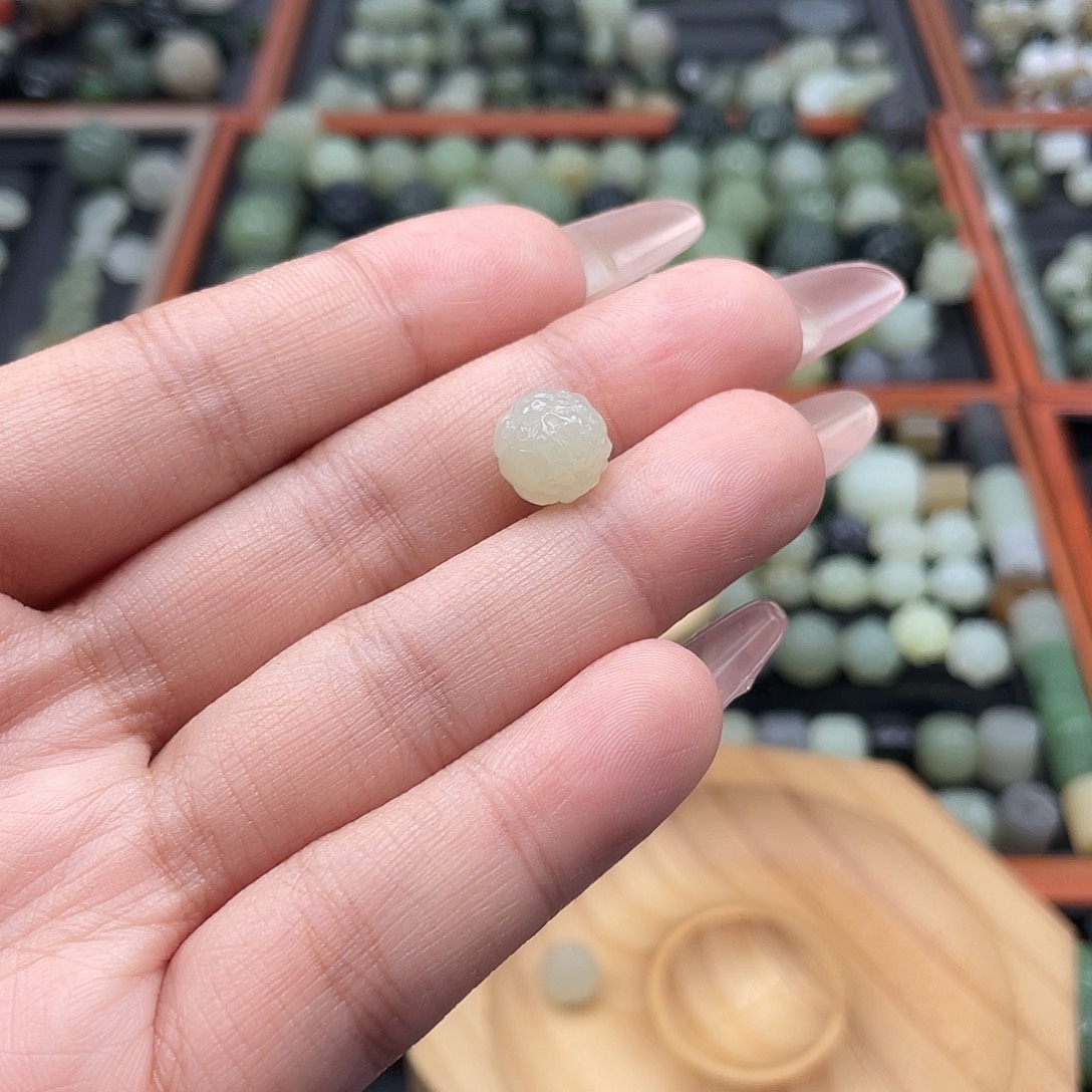 饭***卡和田玉（糖玉）未镶嵌珠宝半成品