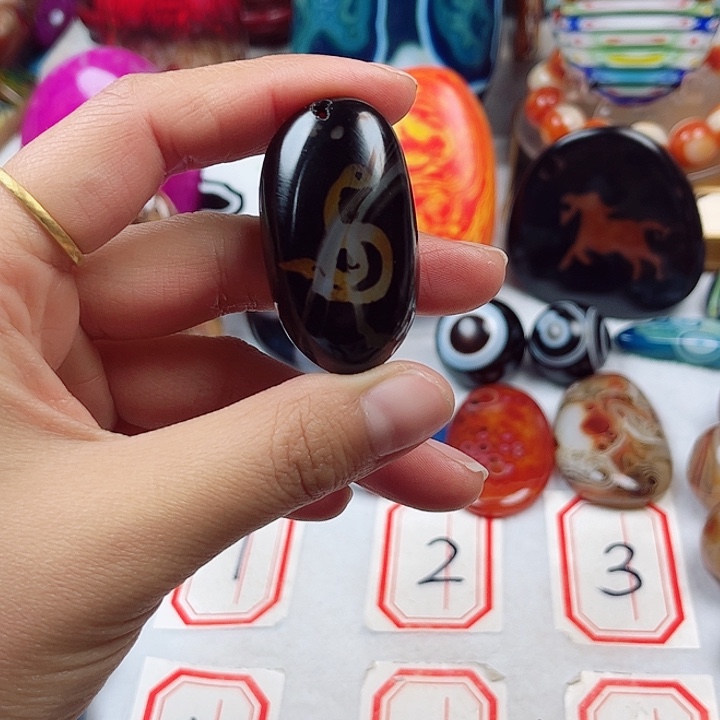 玛瑙/玉髓未镶嵌珠宝奇石