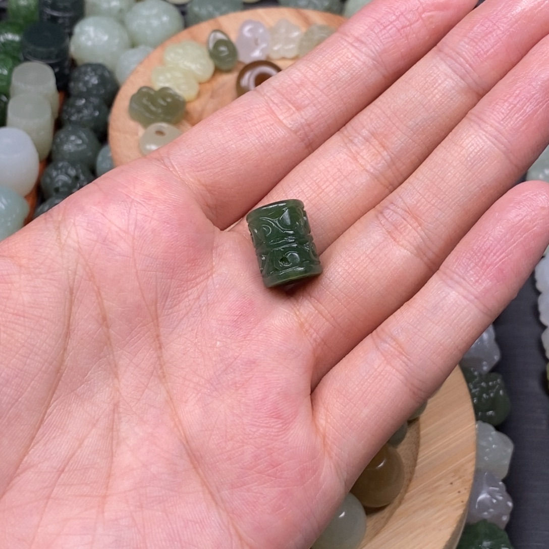 旧***客和田玉未镶嵌颈饰