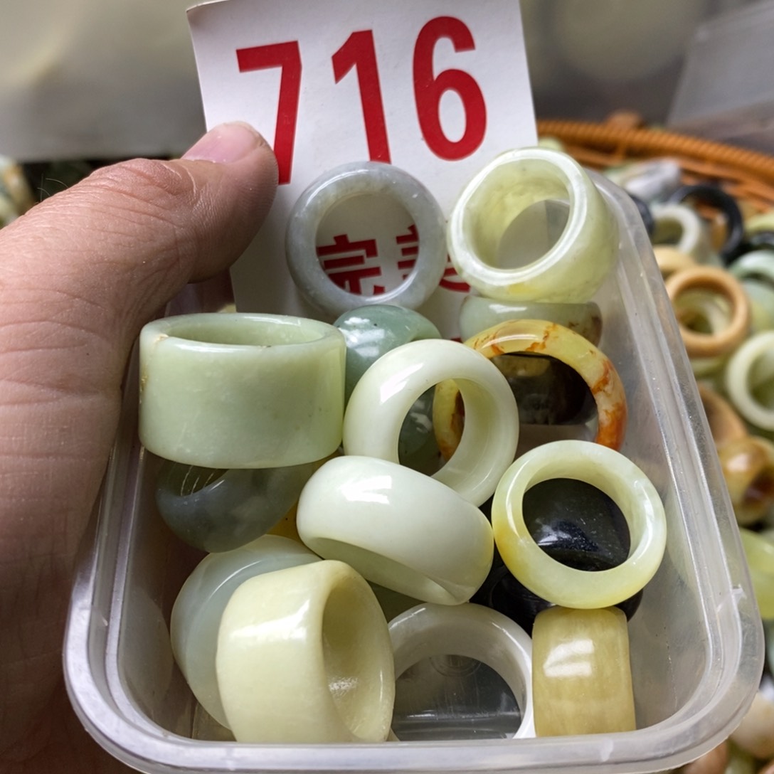 蛇纹石玉挂坠未镶嵌