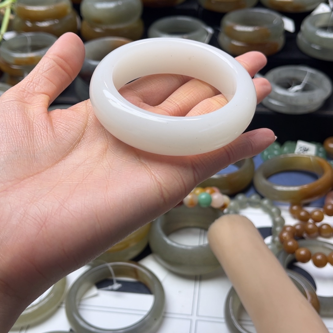 j***r石英质玉未镶嵌手镯