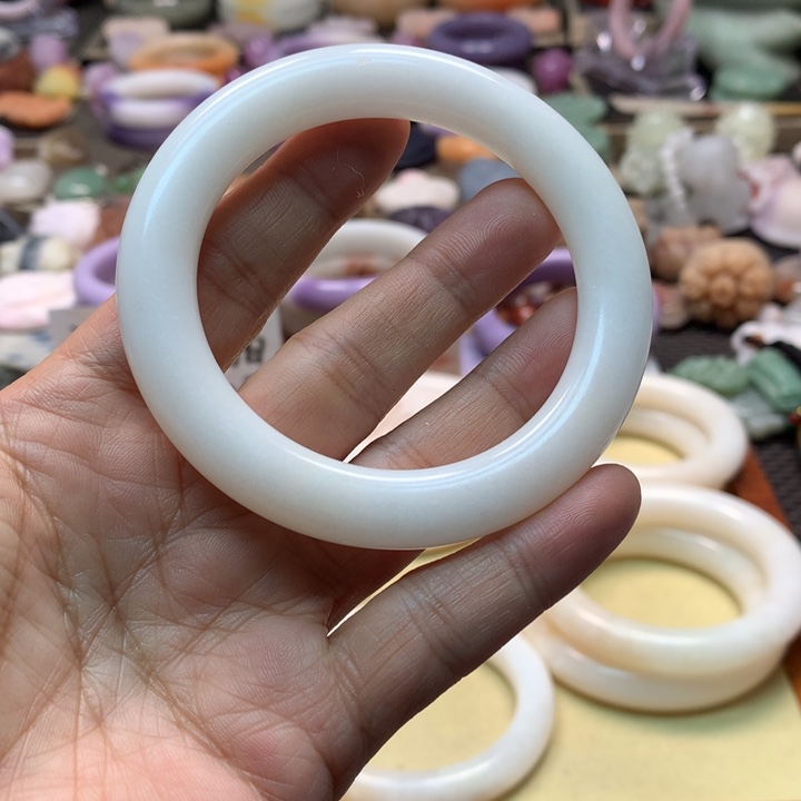 石英岩玉未镶嵌白桃奶昔55有沙眼