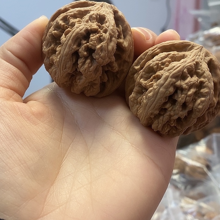 文玩核桃把件46粗筋红皮