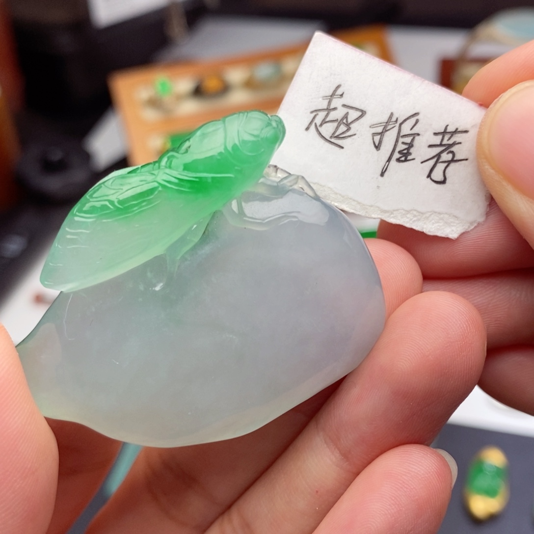 翡翠未镶嵌颈饰     一鸣惊人