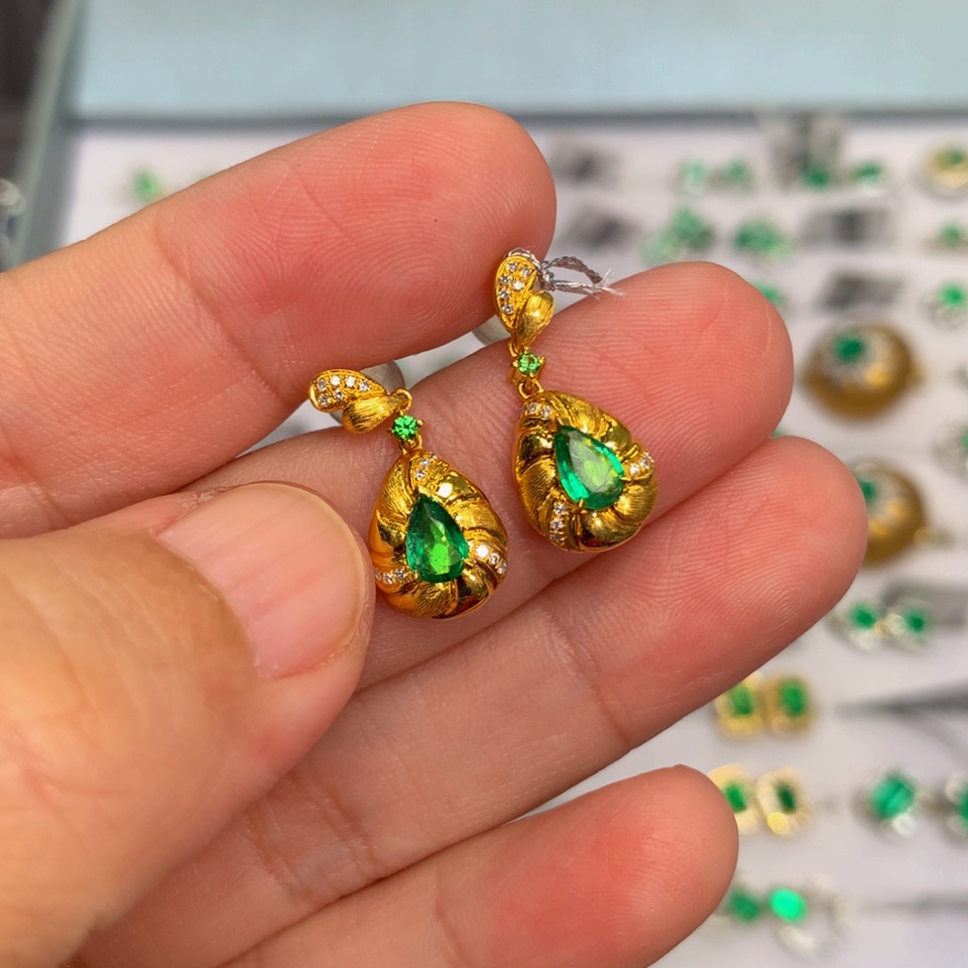 祖母绿耳钉18K金镶嵌