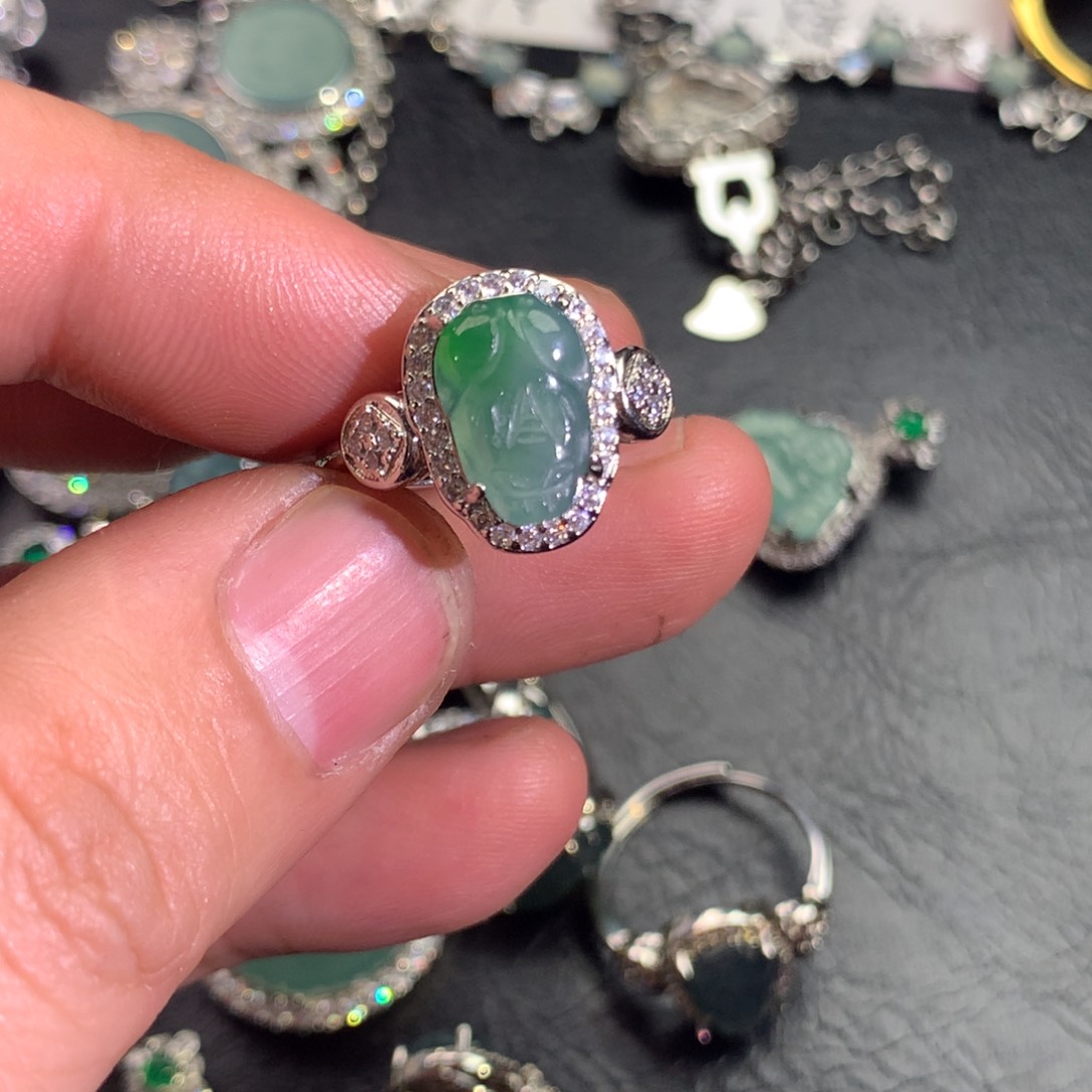 翡翠颈饰未镶嵌貔貅戒指