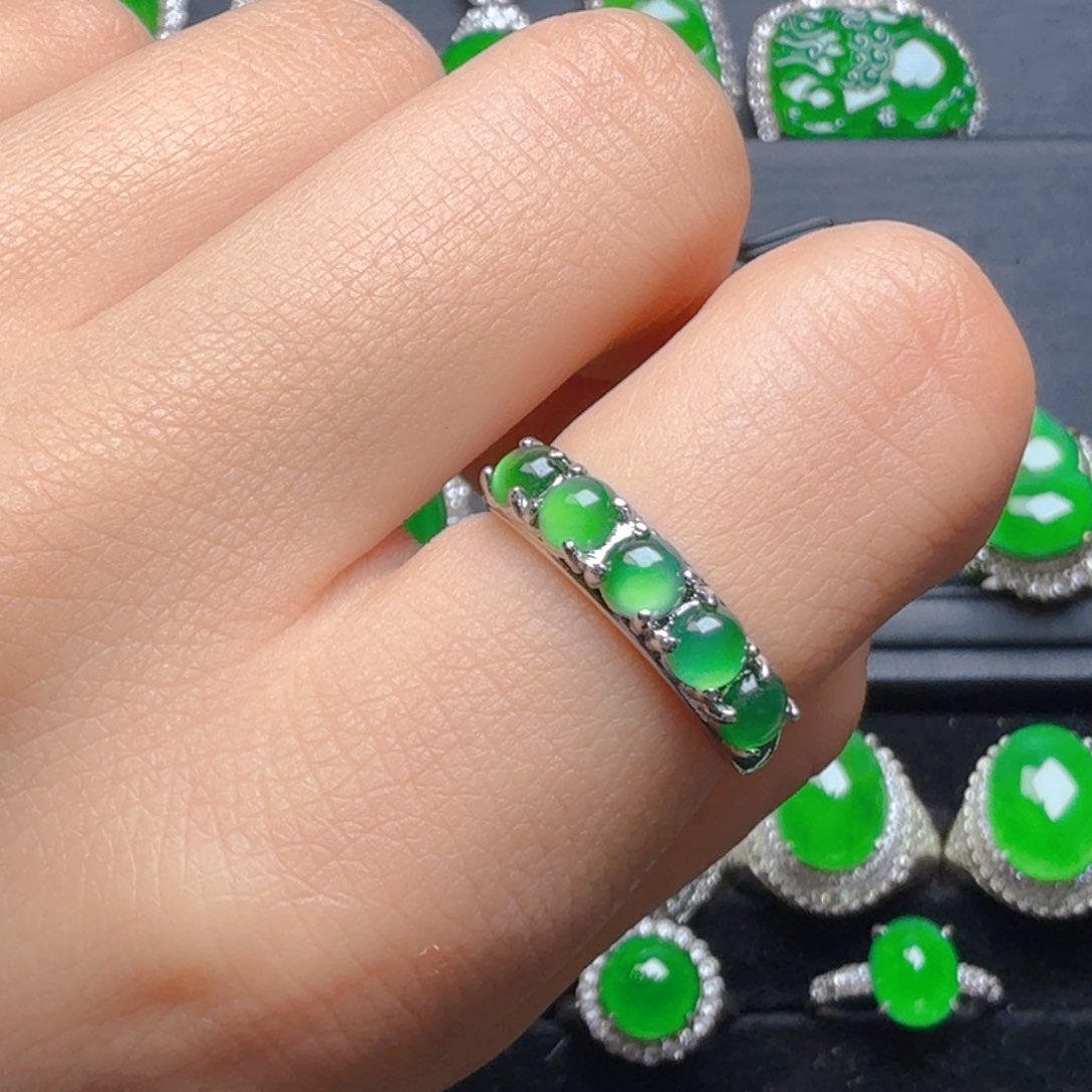 颈饰未镶嵌翡翠戒指