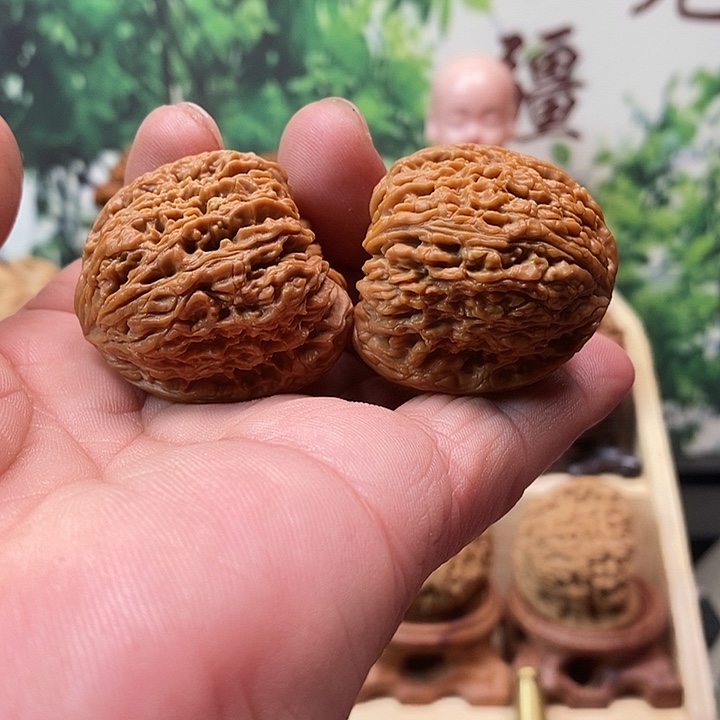 文玩核桃吊坠不**你拉丝凹底南疆石