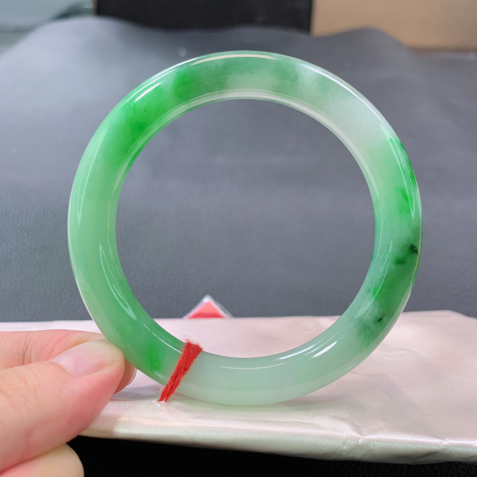 1134号缅甸天然A货翡翠55-56圈口飘阳绿圆条手镯