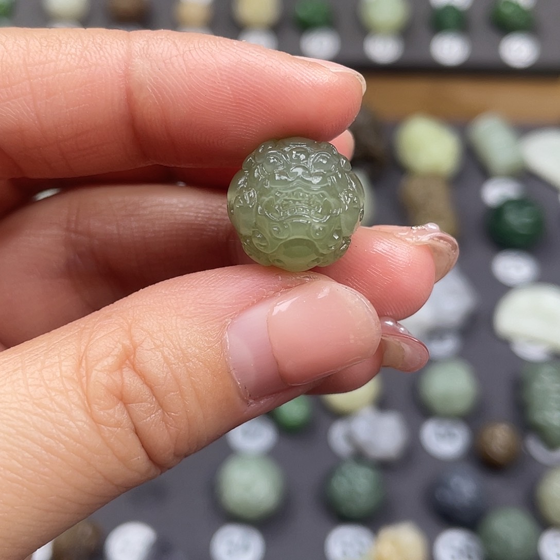 和田玉颈饰未镶嵌冰底湖水绿貔貅珠