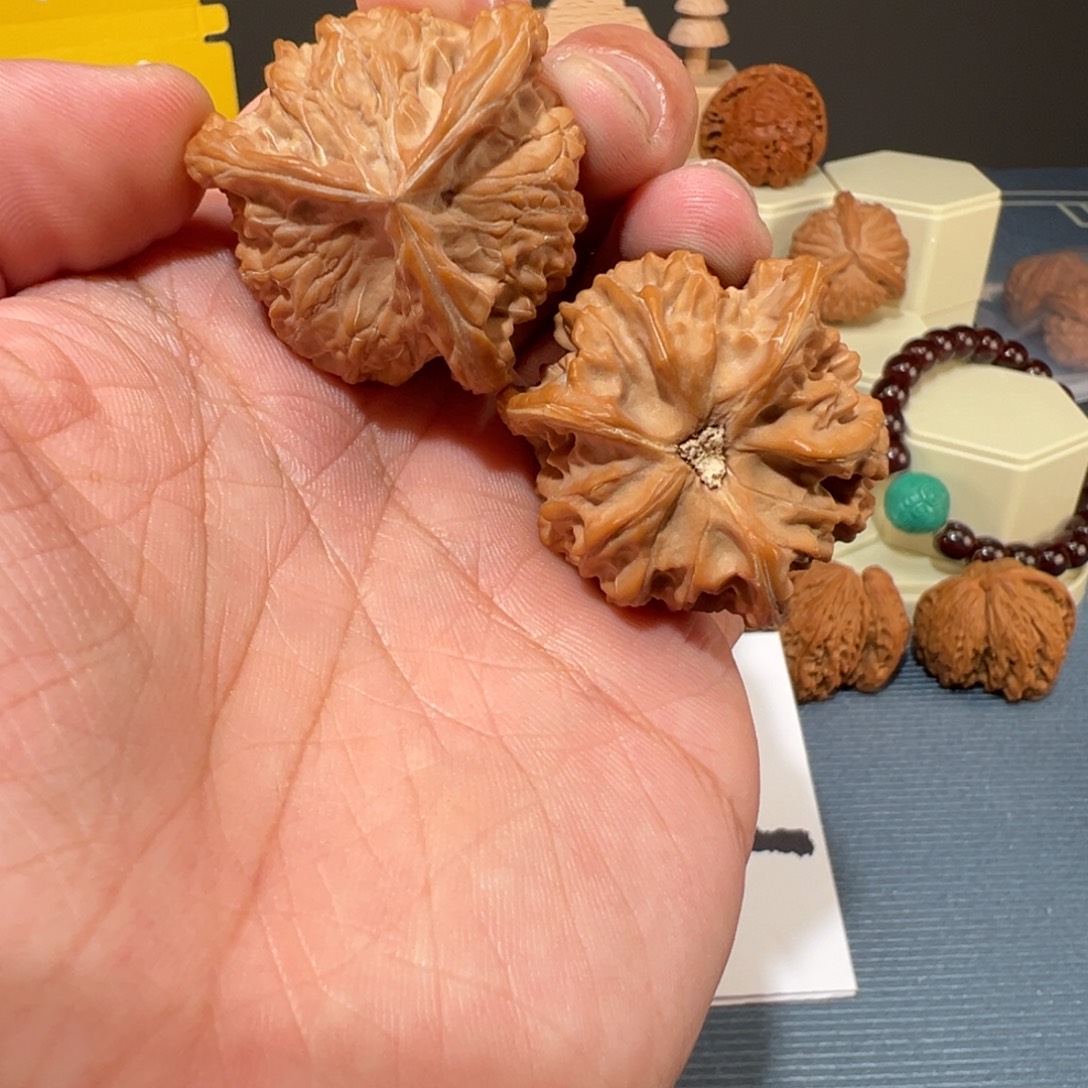 熊***神吊坠文玩核桃盘山38。 25-059