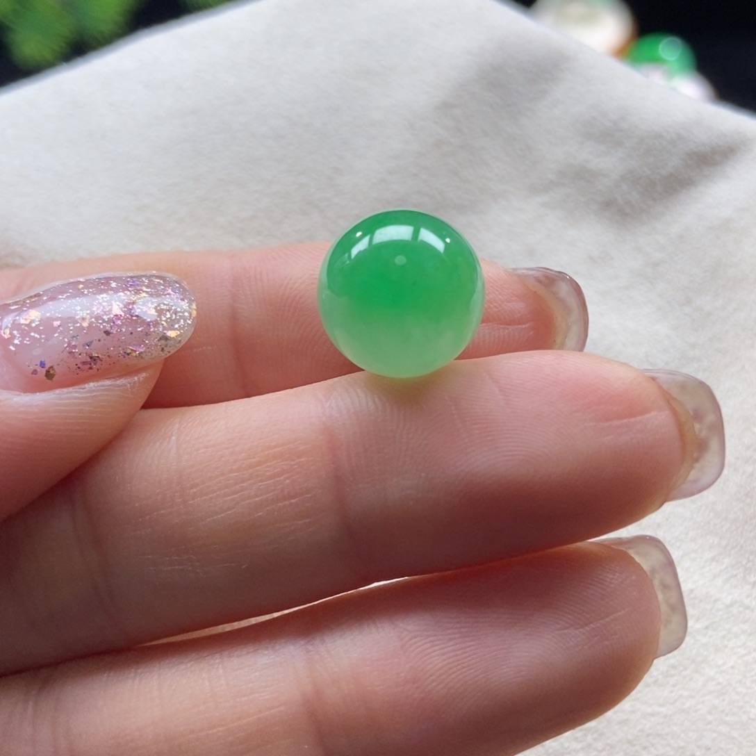 翡翠颈饰未镶嵌冰飘阳绿圆珠12.2mm