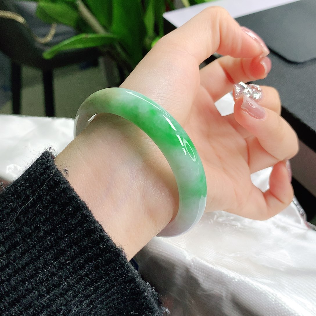 翡翠手镯未镶嵌52 52三彩宠粉福利镯！！！