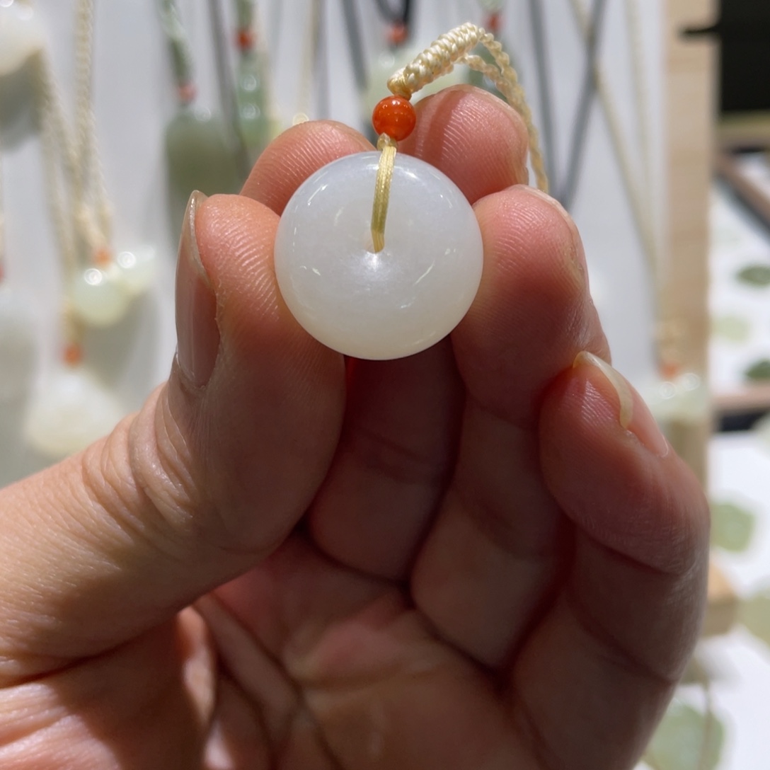 和田玉未镶嵌颈饰平安扣