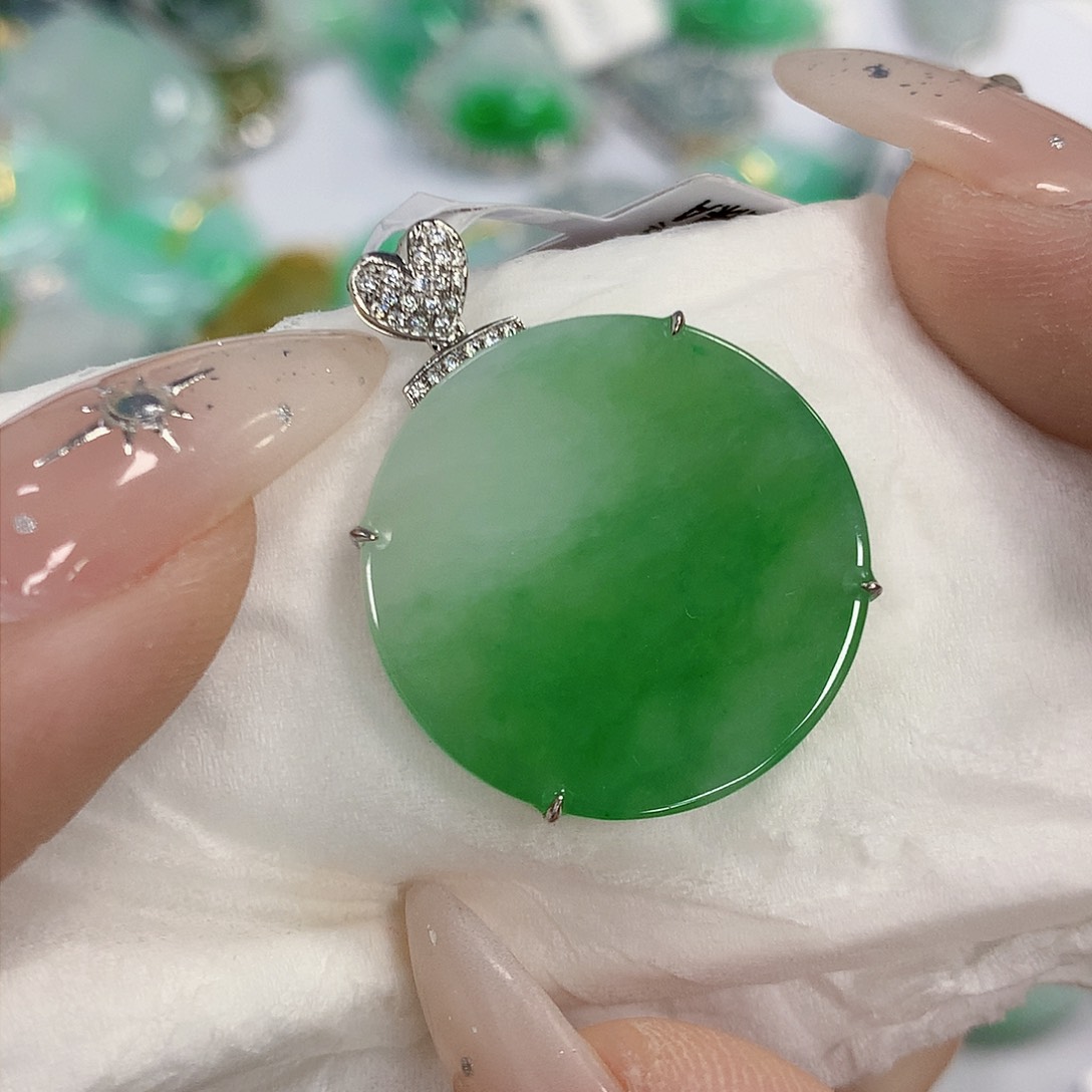 颈饰18K金镶嵌翡翠