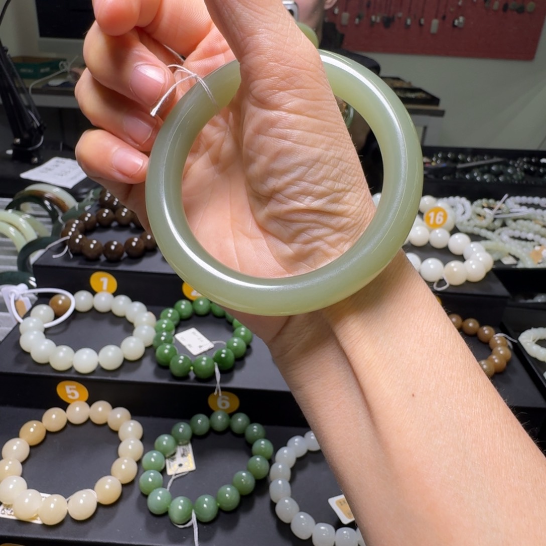 和田玉手镯未镶嵌