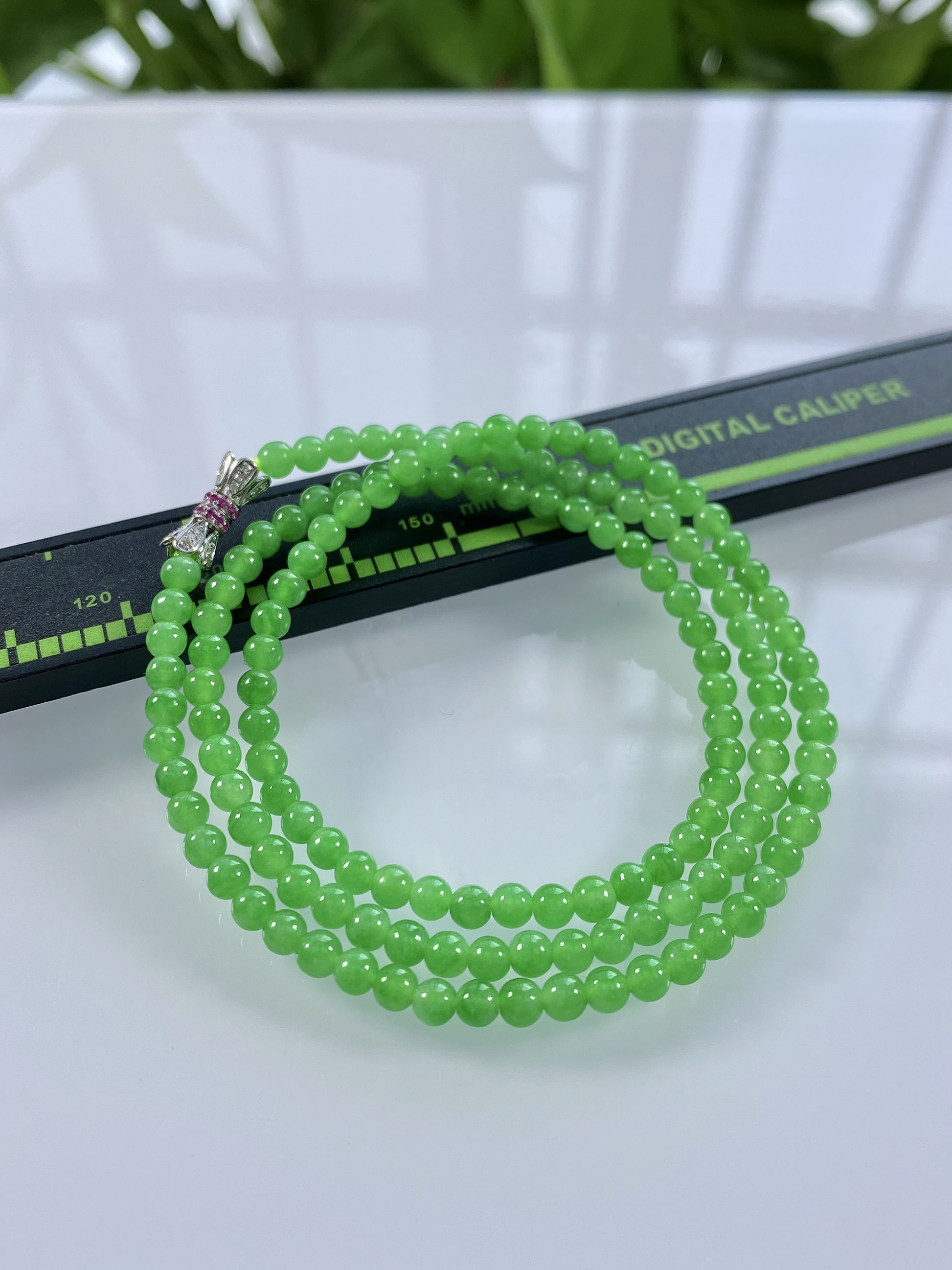 缅甸天然翡翠A货，18K金扣头卡3.5高冰浅正阳绿小米珠锁骨项链963