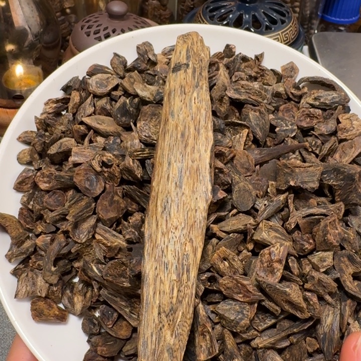 老***狗沉香沉香碎屑棋楠指天椒虫漏树心油块料32克