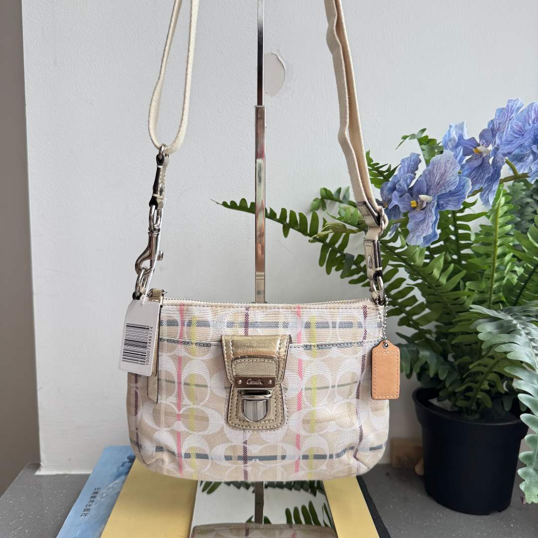 90新 COACH/蔻驰 中古白色老花格纹斜挎单肩包059