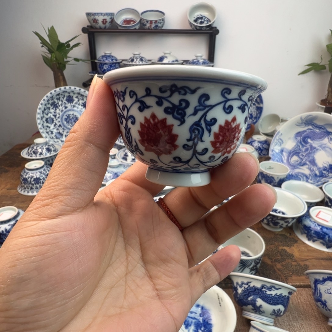 陶其他景德镇手工手绘缠枝莲釉里红