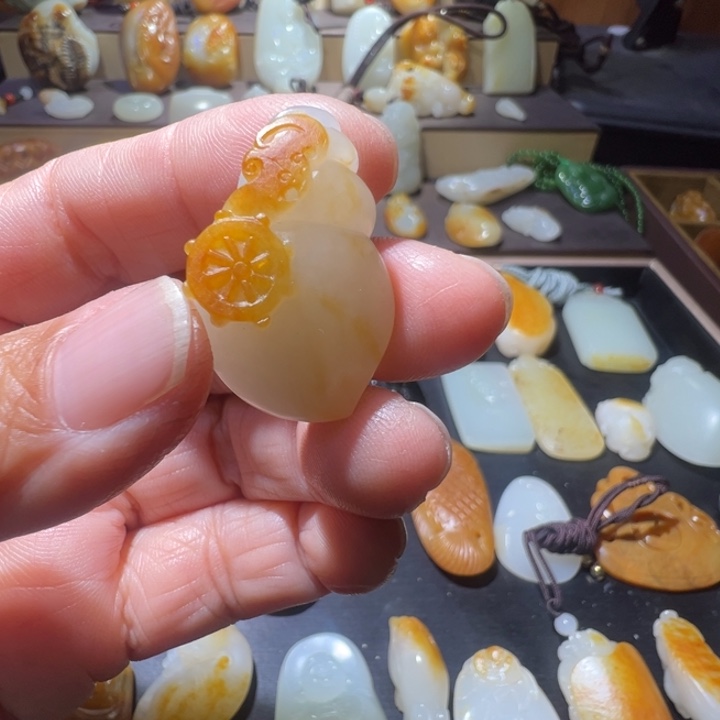 顺***水和田玉未镶嵌颈饰