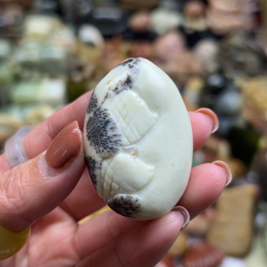 岫玉未镶嵌颈饰辽阳水草鱼有瑕