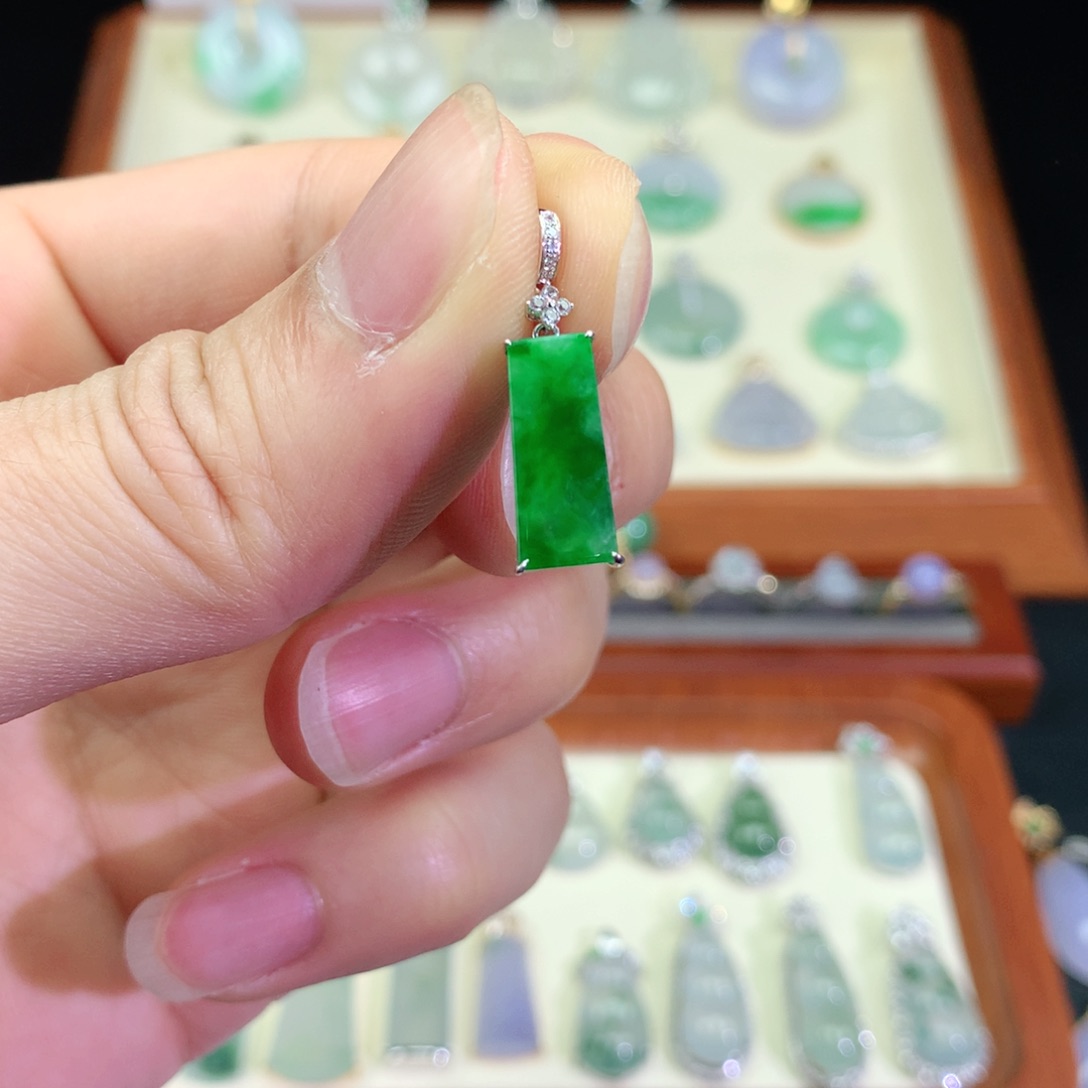 翡翠颈饰18K金镶嵌天然a货翡翠吊坠