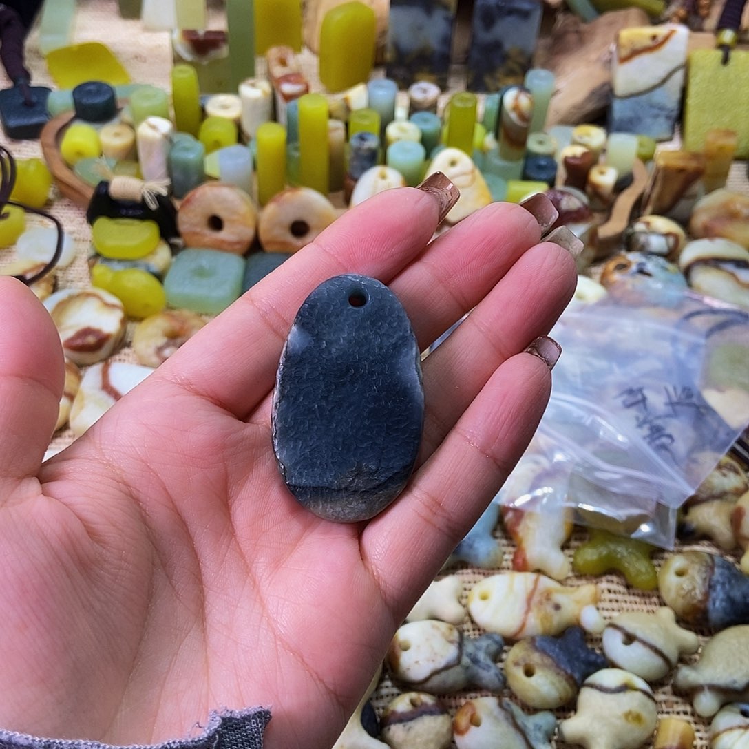 未镶嵌蛇纹石玉挂件红**贰