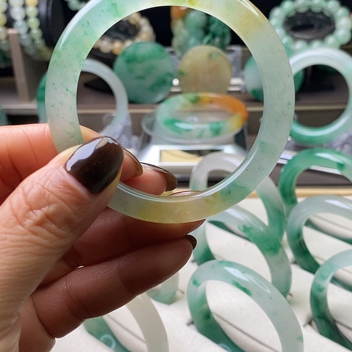 帕***斯石英质玉（非洲翠）未镶嵌手镯