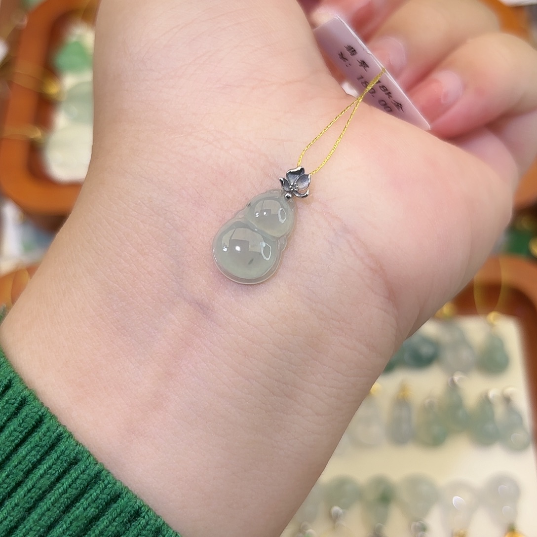颈饰18K金镶嵌翡翠葫芦