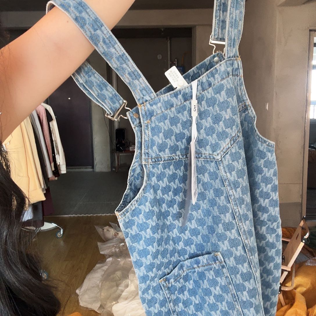 亮***然854背带裙。        