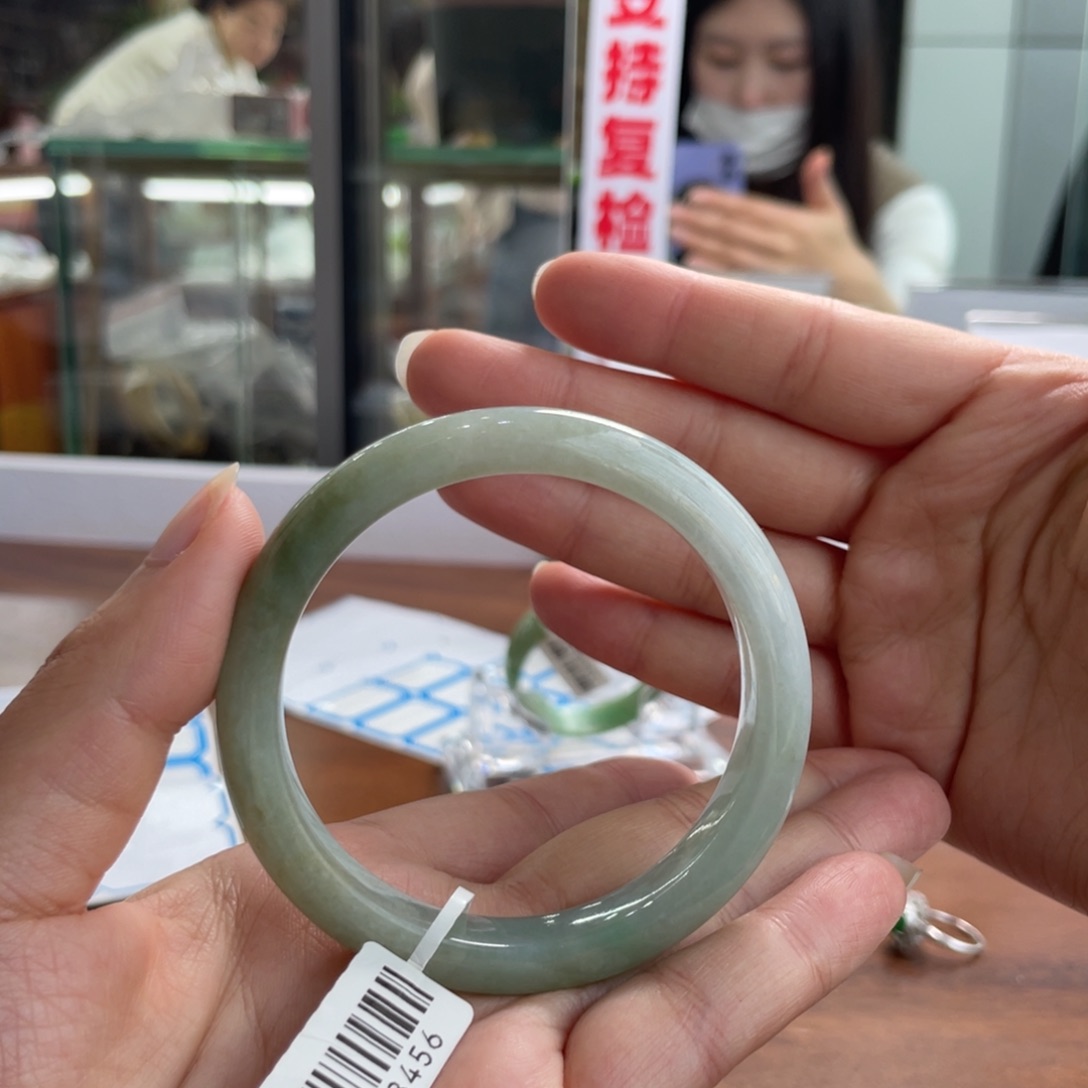 翡翠手镯未镶嵌翡翠手镯