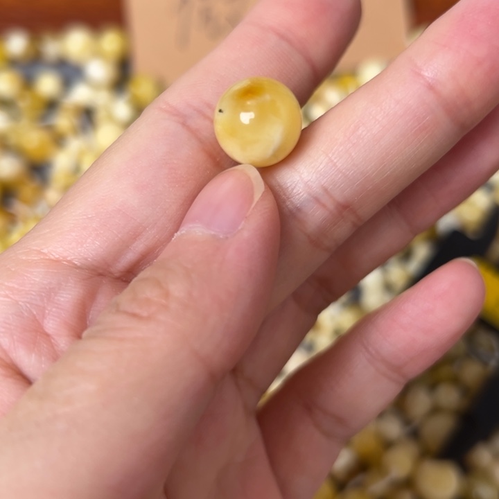 蜜蜡未镶嵌裸石12.3mm一个