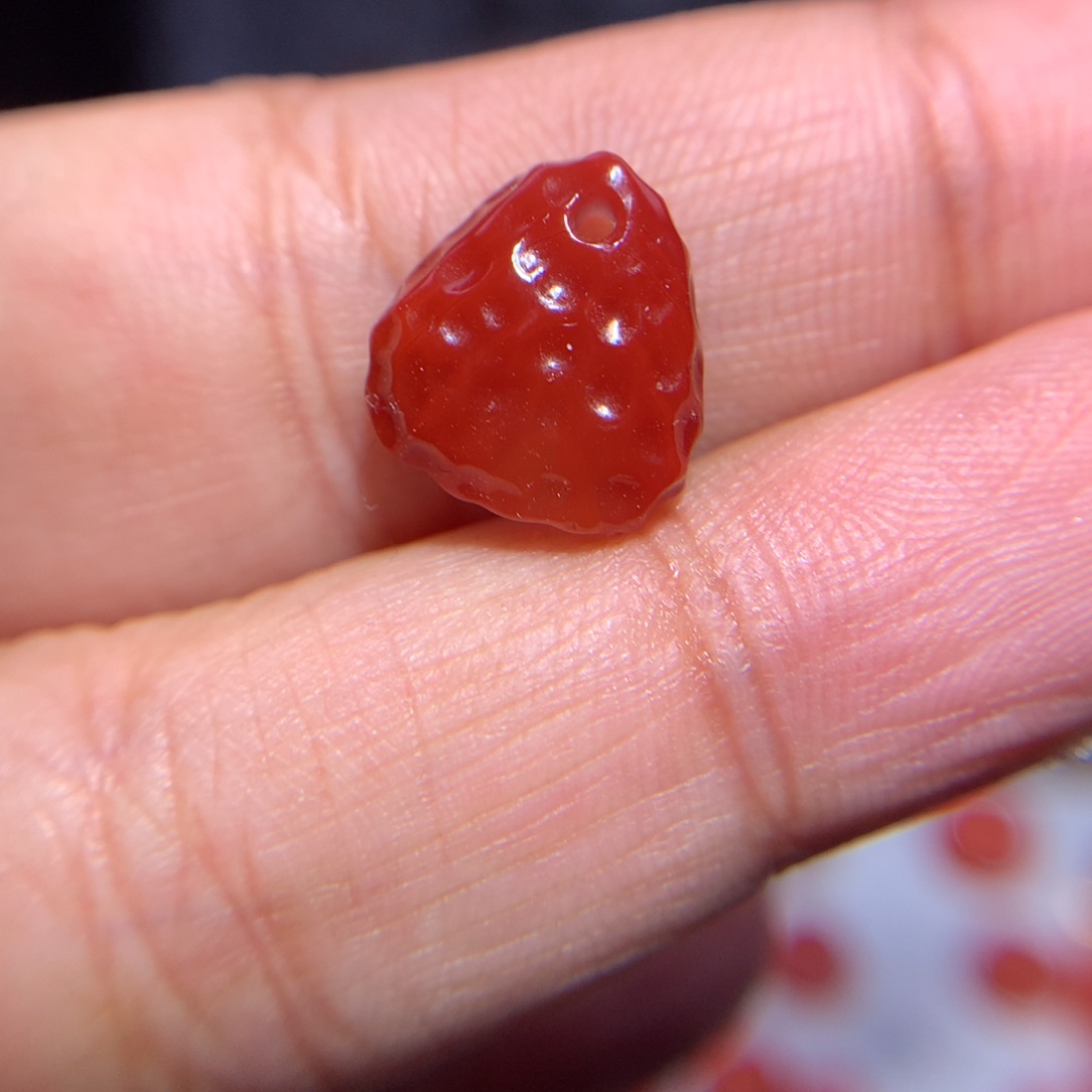 南红玛瑙侧挂未镶嵌瓦西牛血