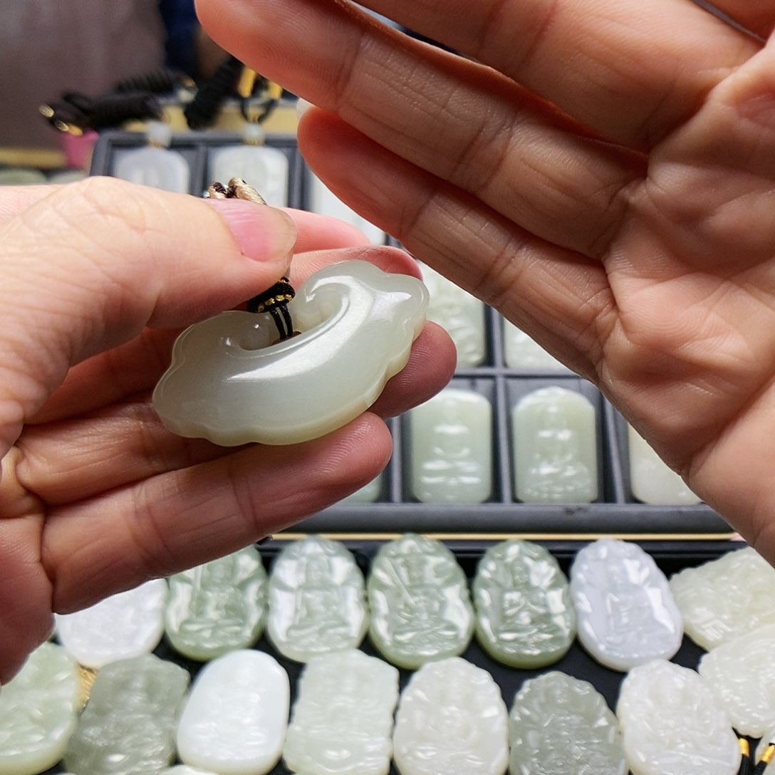 和田玉颈饰足铂镶嵌飞**森