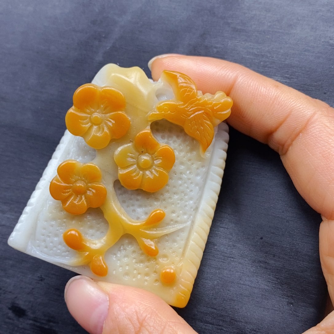 石英质玉（黄龙玉）颈饰未镶嵌