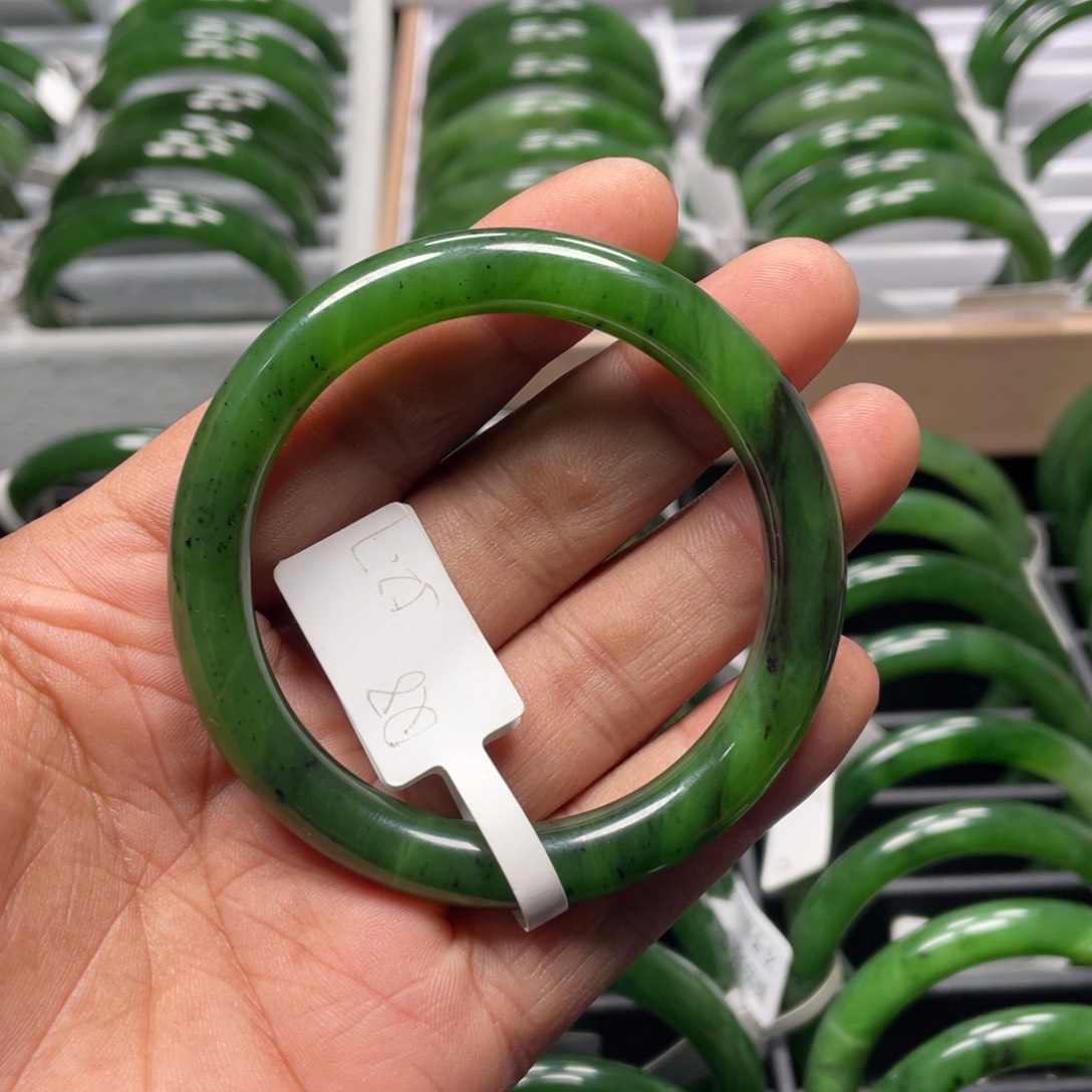 小***吃和田玉（碧玉）未镶嵌手镯