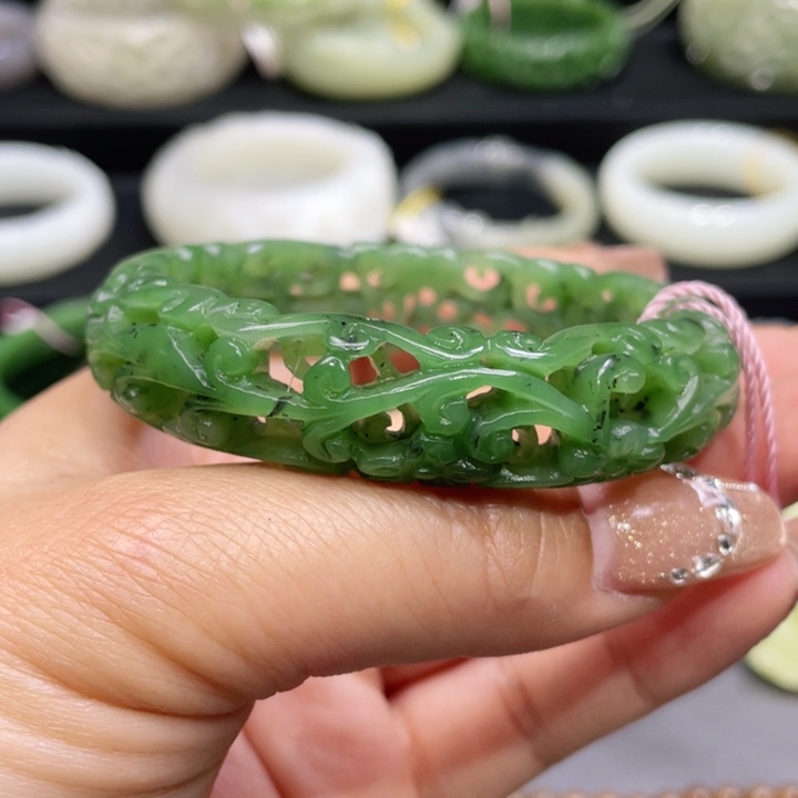 和田玉手镯57+圈口。编号6未镶嵌