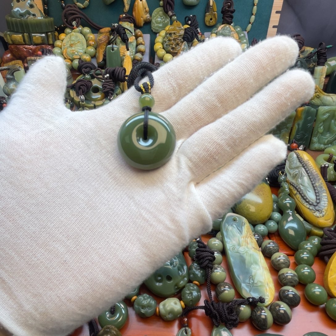 岫岩老玉（透闪石质玉）未镶嵌颈饰