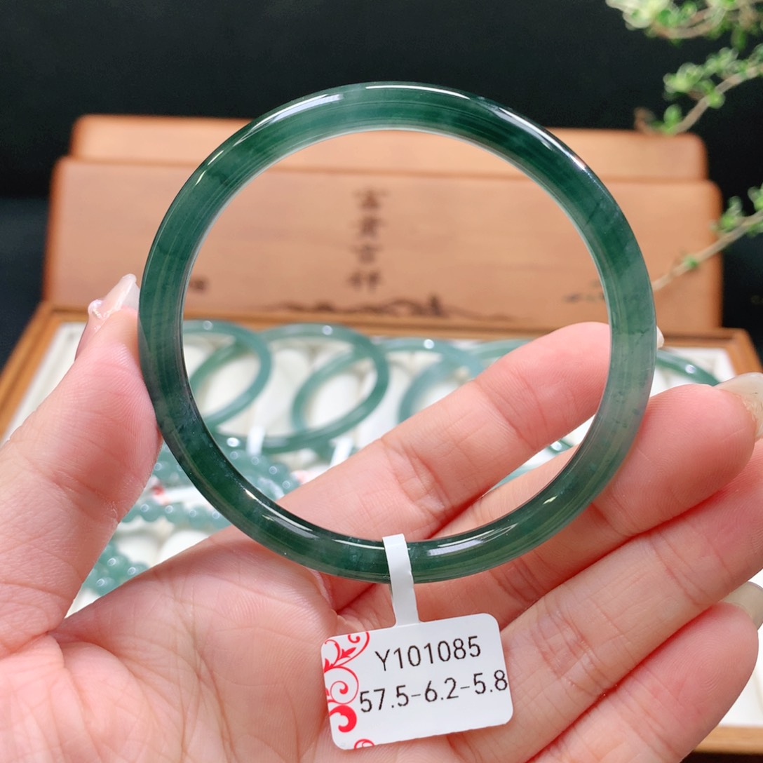 翡翠手镯未镶嵌天然