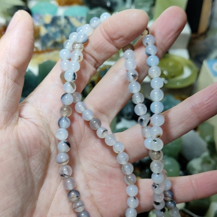 是****岫玉未镶嵌红色珠子