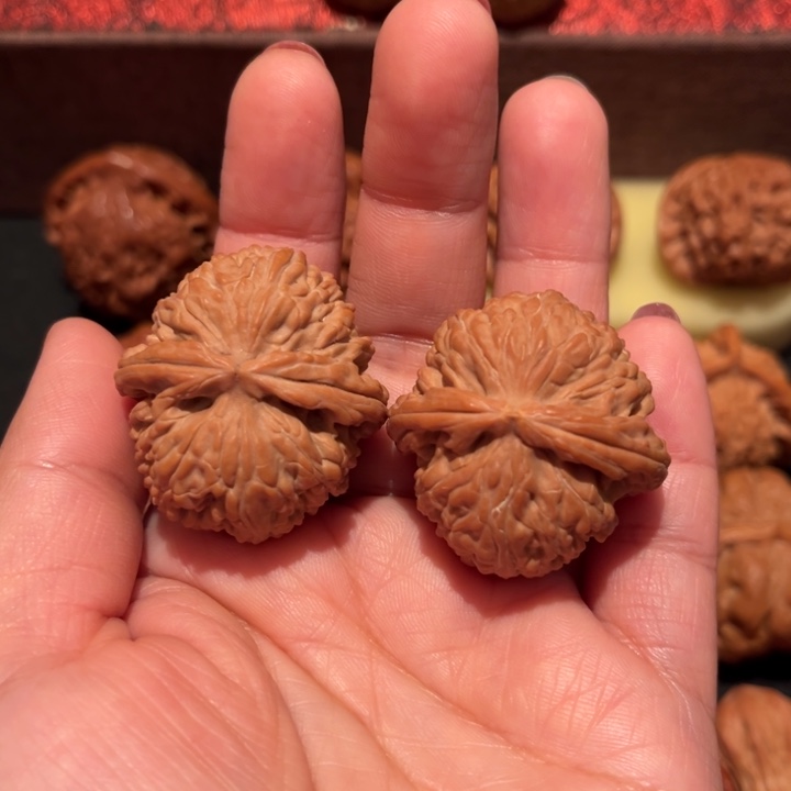 文玩核桃吊坠白狮子