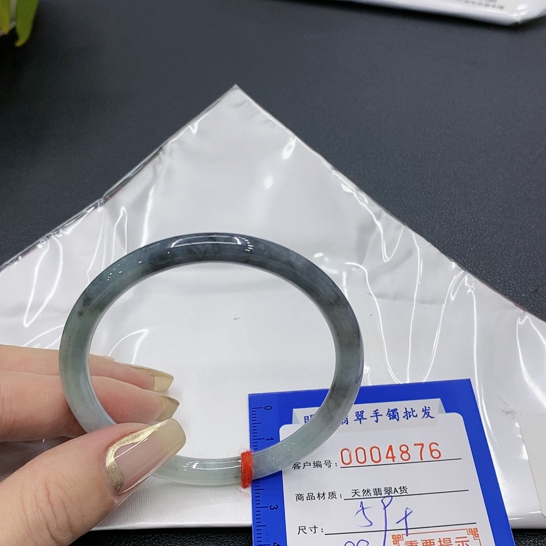 翡翠手镯未镶嵌翡翠手镯