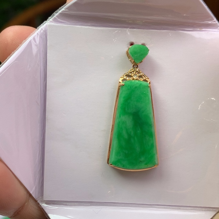 翡翠18K金镶嵌颈饰翡翠吊坠