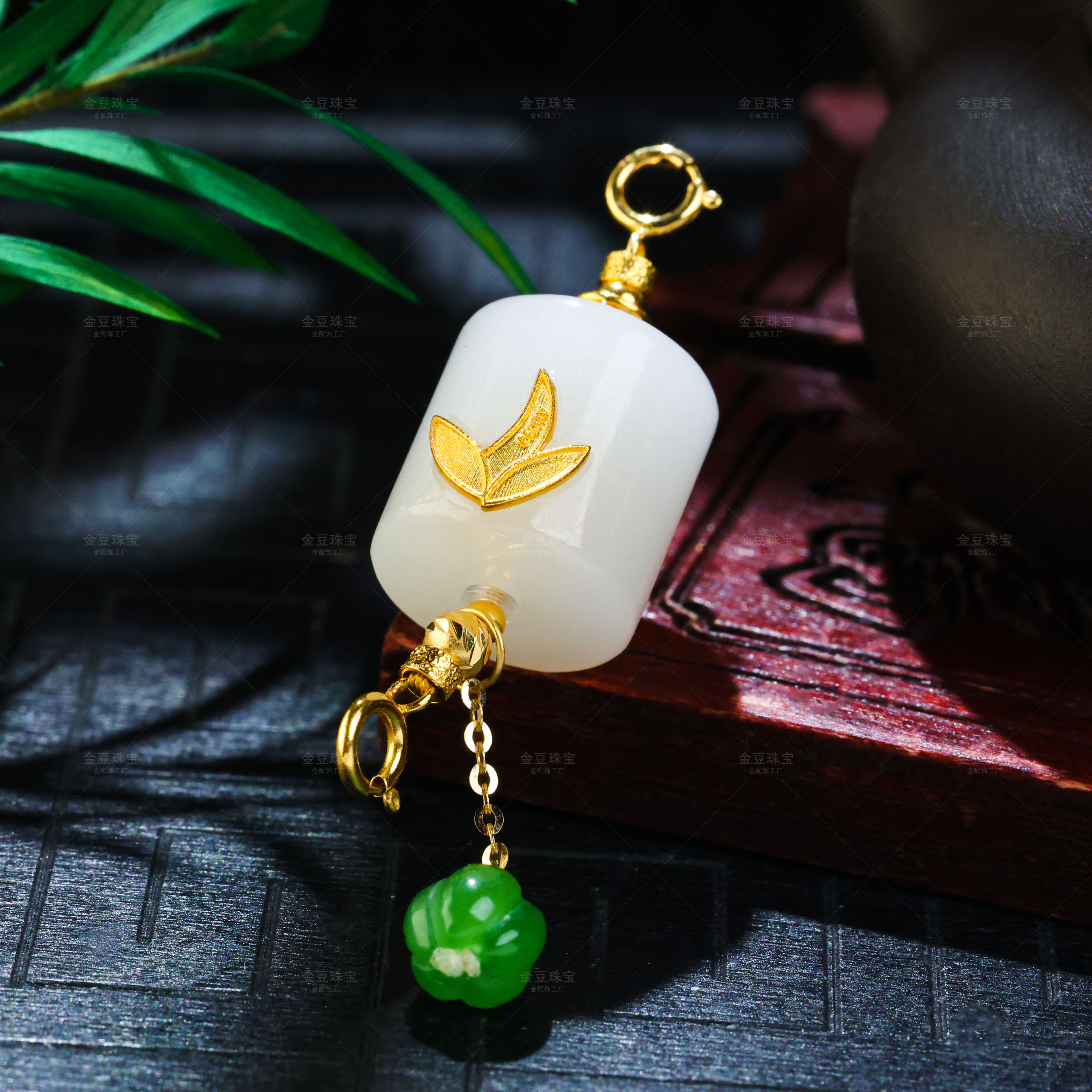 【VIP专享】竹叶青||18K金俄白苹果绿吊坠双耳白玉路路通横竖两用款